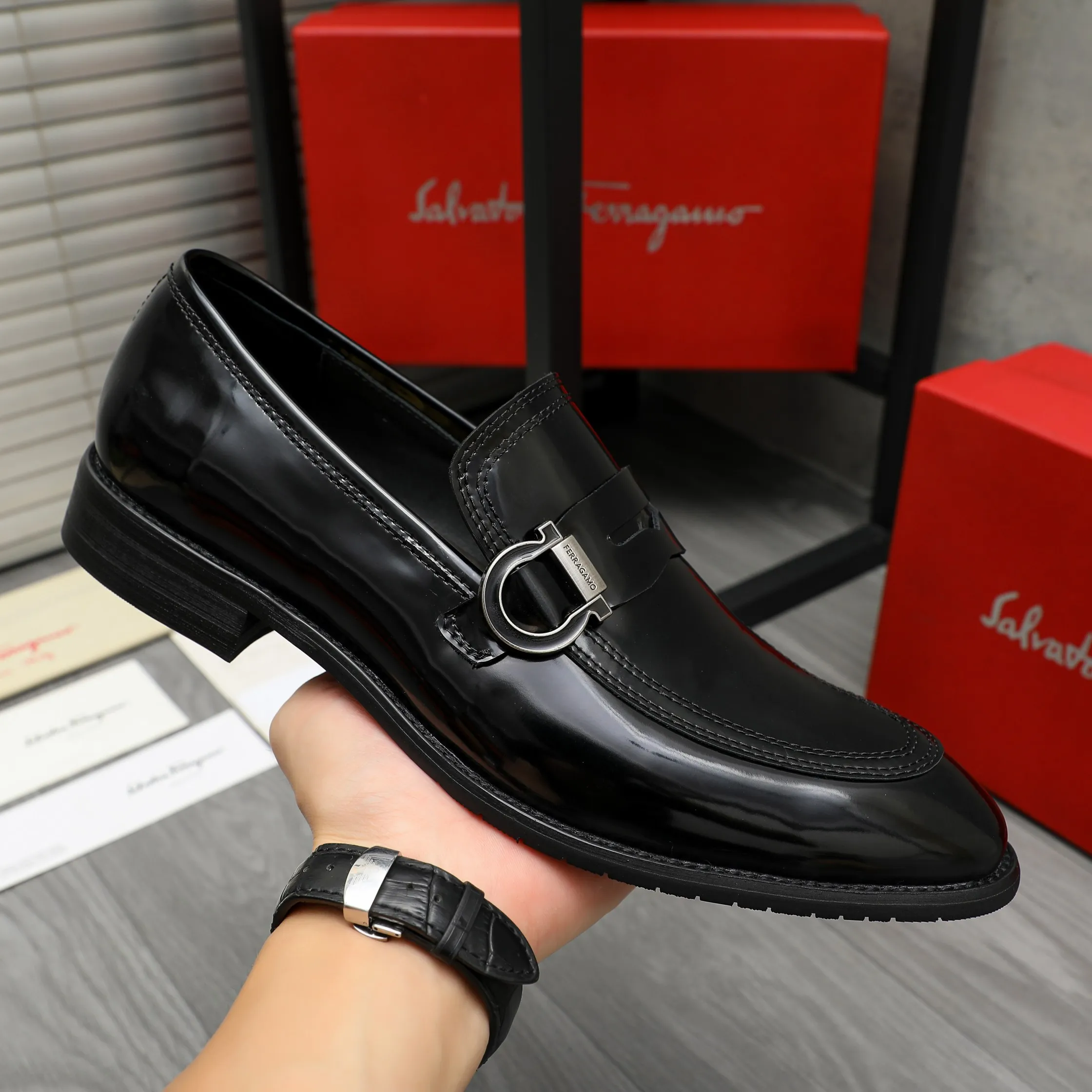 Men's shoes 💰460 Product trademark: Ferragamo "Ferragamo" business slip-on leather shoes Regular size: 39-44 Product materials: Selected high-quality pearlescent cowhide upper, cowhide lining, original outsole